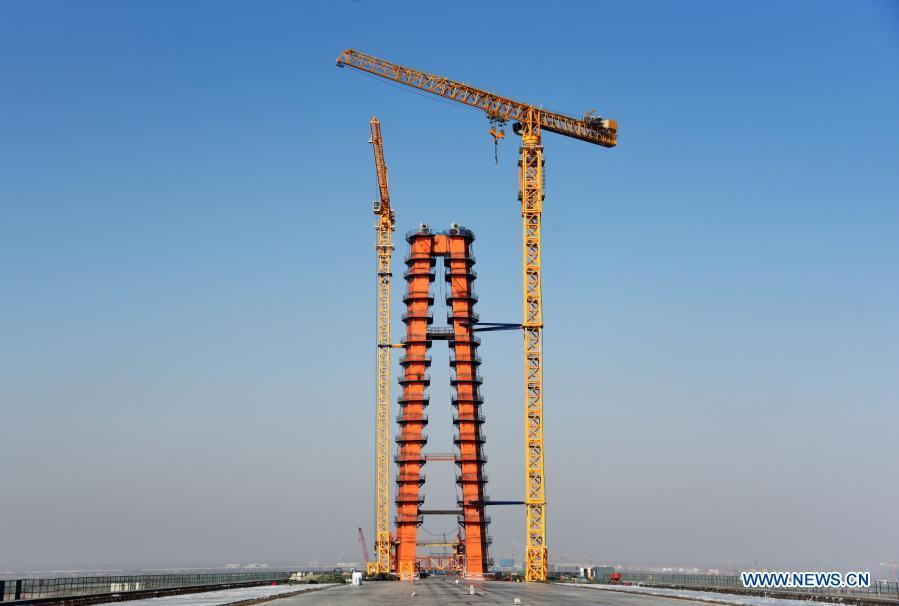 China avan?a com a constru??o da ponte suspensa de três torres mais longa do mundo 