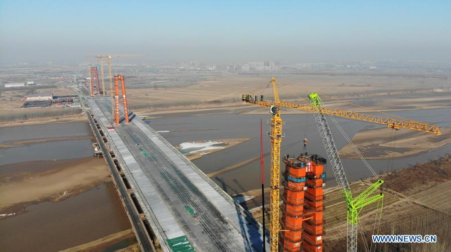 China avan?a com a constru??o da ponte suspensa de três torres mais longa do mundo 