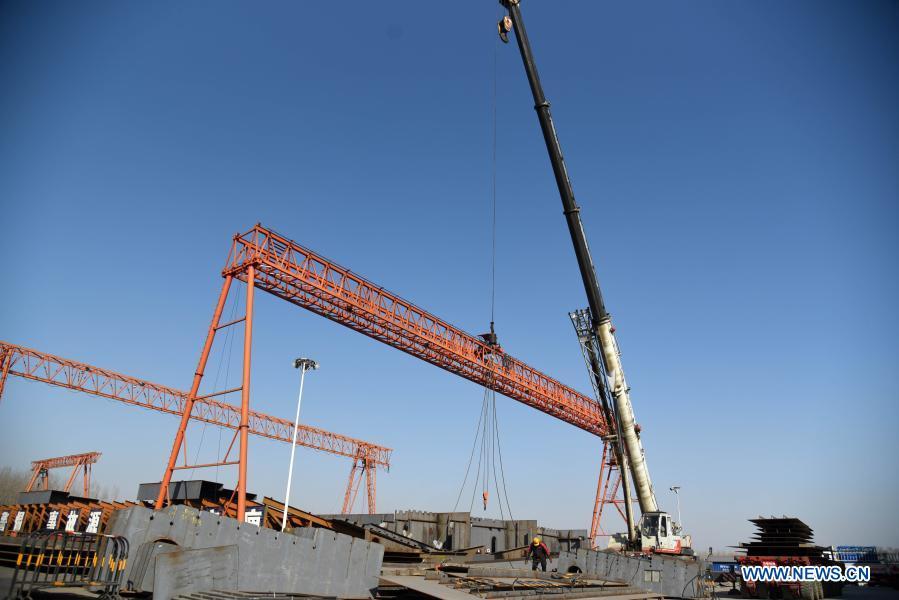 China avan?a com a constru??o da ponte suspensa de três torres mais longa do mundo 