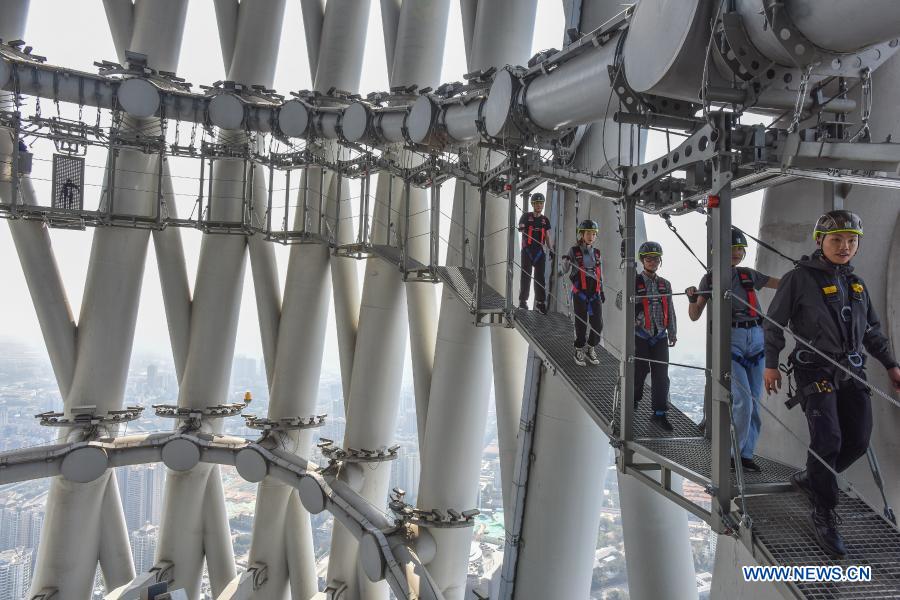 Nova oferta de divers?o na torre de Guangzhou com grande ades?o
