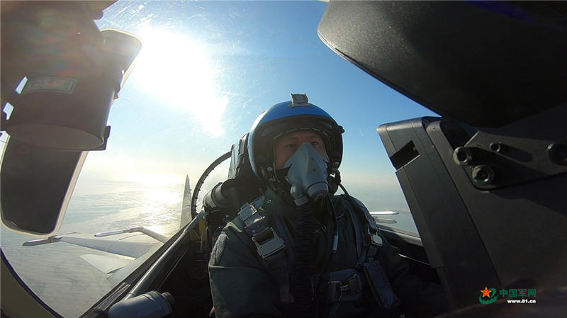 Pilotos cadetes realizam treinamento em ca?a multiuso J-15