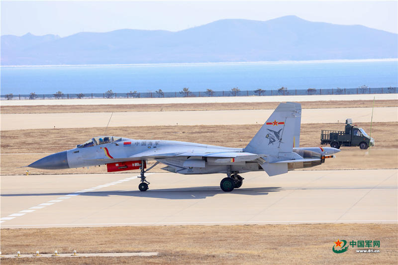 Pilotos cadetes realizam treinamento em ca?a multiuso J-15
