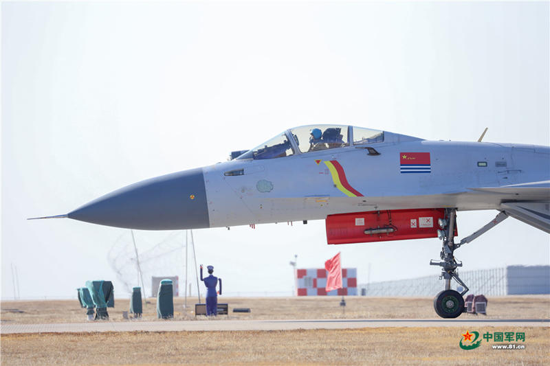 Pilotos cadetes realizam treinamento em ca?a multiuso J-15