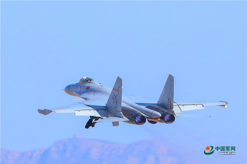 Pilotos cadetes realizam treinamento em ca?a multiuso J-15