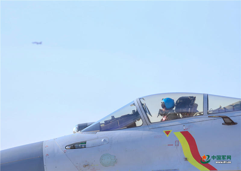 Pilotos cadetes realizam treinamento em ca?a multiuso J-15