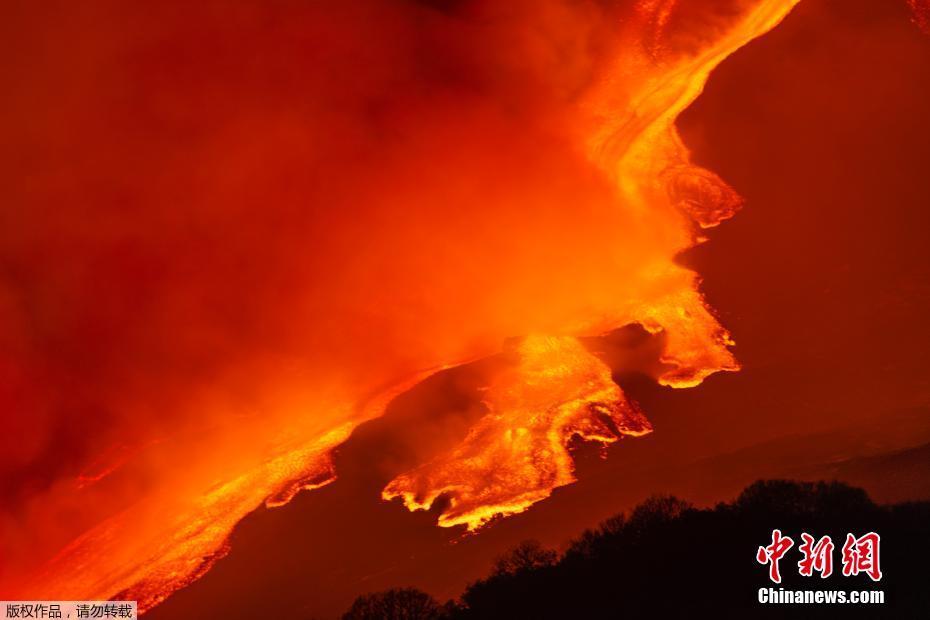 Vulc?o Etna entra em erup??o na Itália