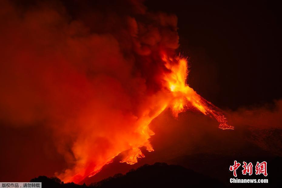Vulc?o Etna entra em erup??o na Itália
