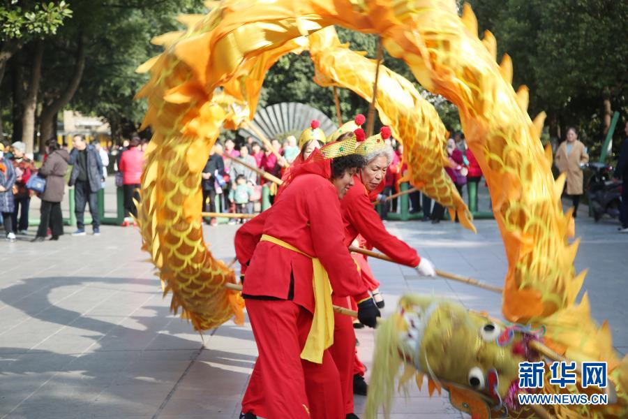 Costumes folclóricos d?o boas-vindas ao Festival das Lanternas