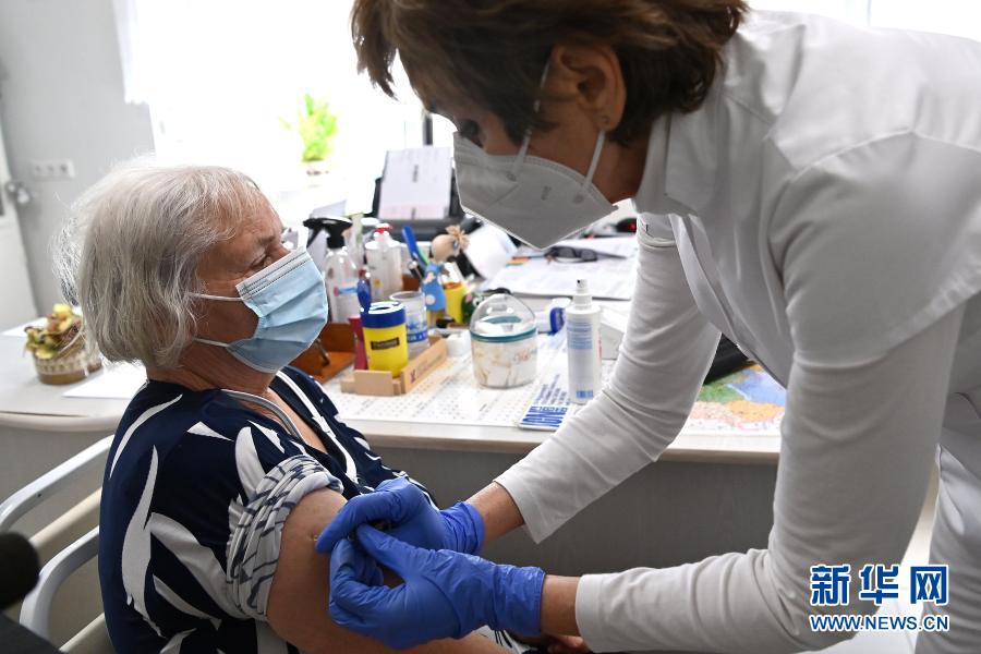 Hungria, que teme terceira onda da pandemia, come?a a usar vacinas chinesas
