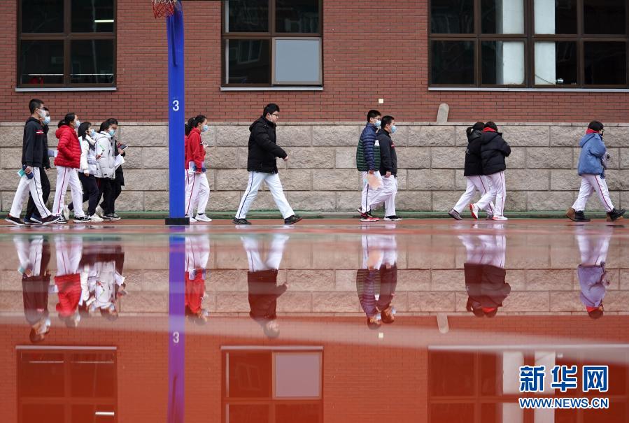 Escolas primárias e secundárias de Beijing?voltam às aulas