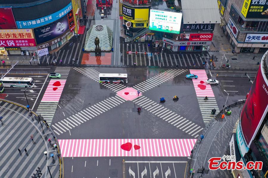 China: faixas de pedestres pintadas de rosa em comemora??o do Dia Internacional da Mulher

