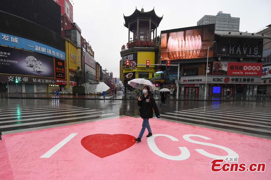 China: faixas de pedestres pintadas de rosa em comemora??o do Dia Internacional da Mulher

