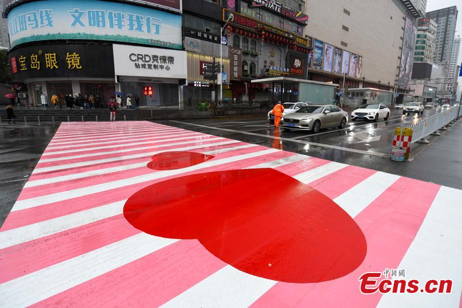 China: faixas de pedestres pintadas de rosa em comemora??o do Dia Internacional da Mulher


