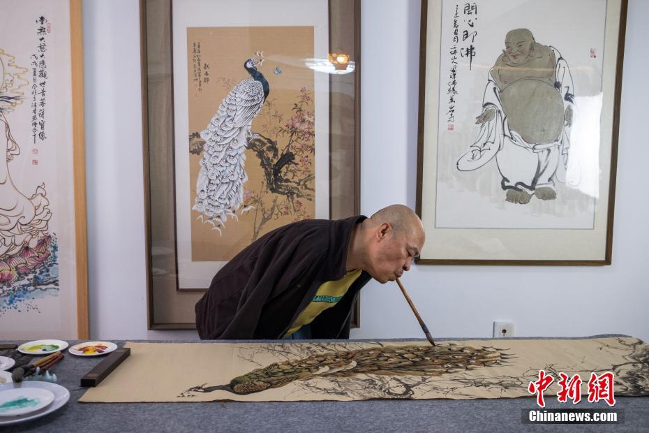 Chongqing: Artista sem bra?os “pinta” uma vida maravilhosa