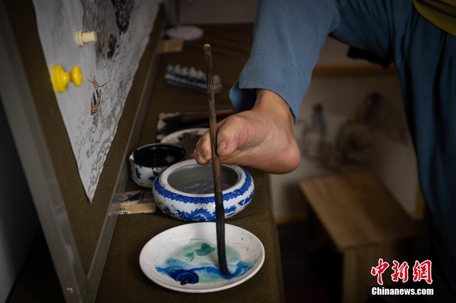 Chongqing: Artista sem bra?os “pinta” uma vida maravilhosa