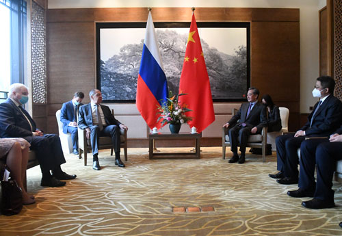 Wang Yi se reúne com o ministro das Rela??es Exteriores da Rússia, Lavrov