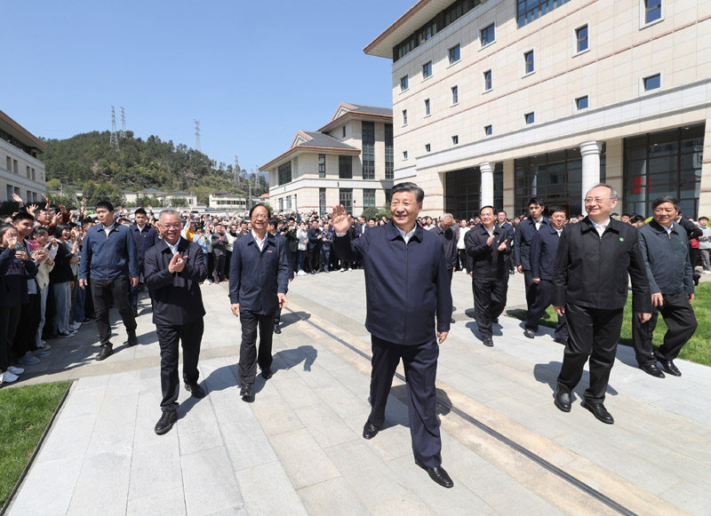 Xi enfatiza mais esfor?os para servir e se integrar ao novo paradigma de desenvolvimento