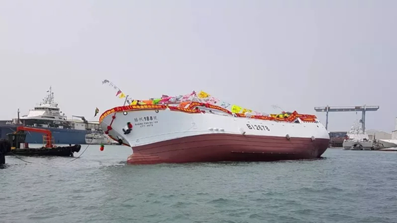 Novo navio de pesca oceanica de Taiwan inclina seriamente após lan?amento