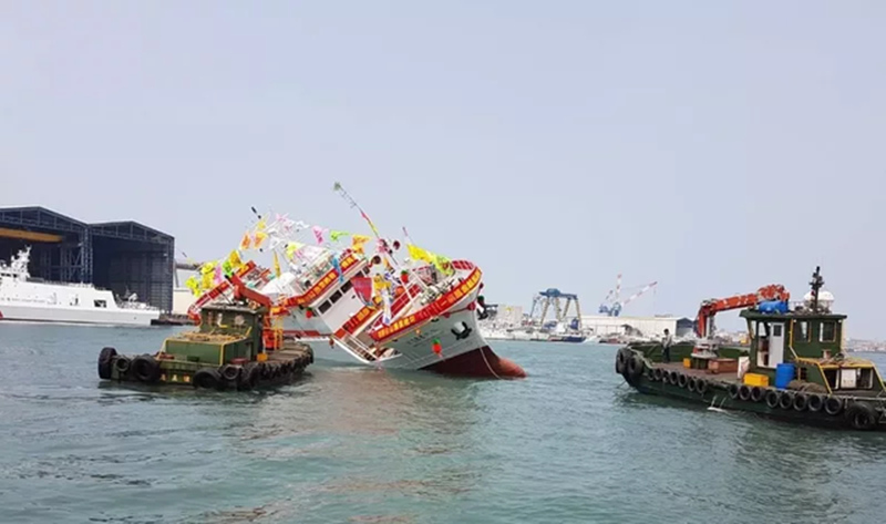 Novo navio de pesca oceanica de Taiwan inclina seriamente após lan?amento