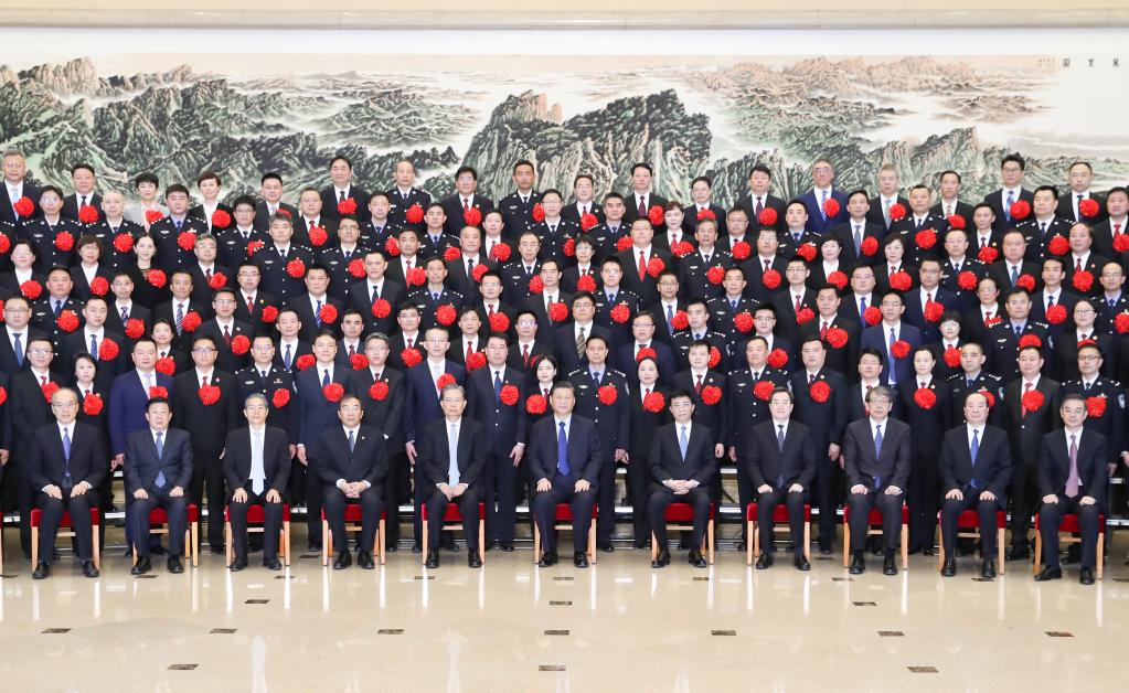 Xi se reúne com lutadores-modelo contra crime
