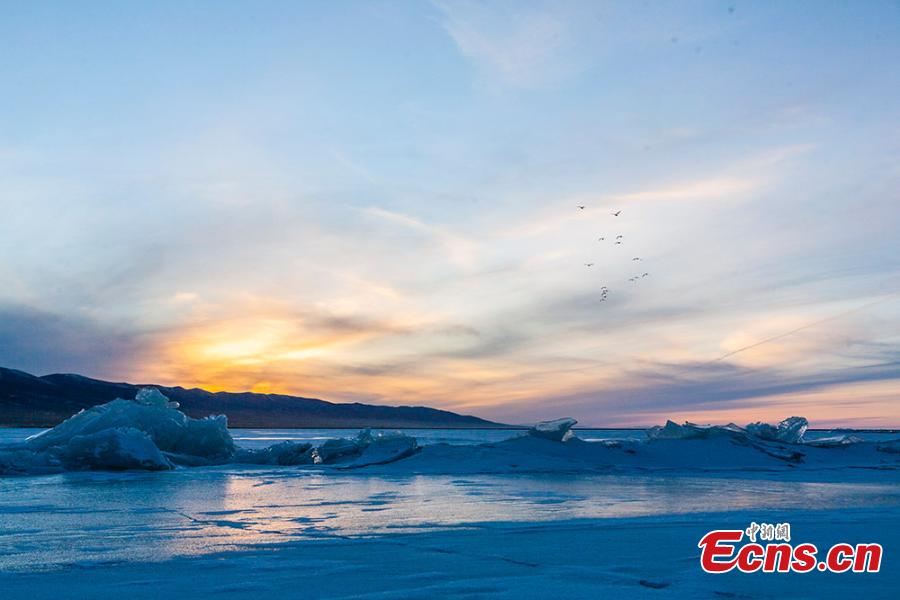 Cenário pitoresco do p?r do sol no lago Qinghai