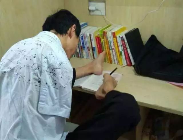 Jovem sem bra?os é aprovado para pós-gradua??o após realizar exame com os pés