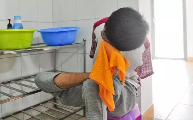 Jovem sem bra?os é aprovado para pós-gradua??o após realizar exame com os pés