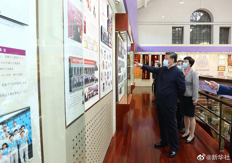 Xi visita Universidade Tsinghua pelo 110o aniversário da institui??o