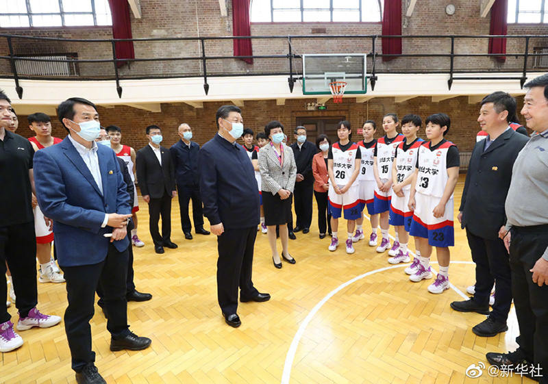 Xi visita Universidade Tsinghua pelo 110o aniversário da institui??o
