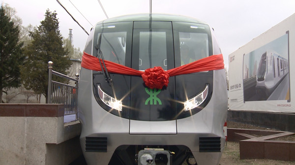 Trem de metr? aut?nomo sai da linha de montagem de Jilin