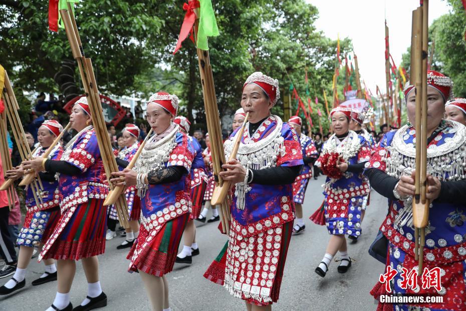 Guizhou: pessoas vestidas com trajes tradicionais da etnia Miao comemoram “Festival das Irm?s”