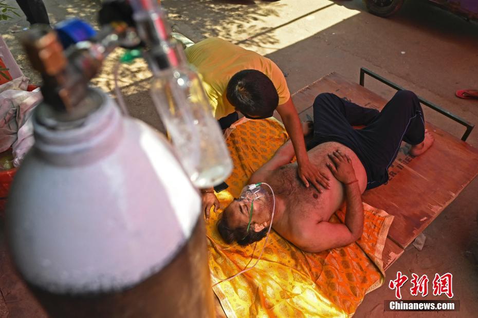 índia: Pacientes com Covid-19 recebem oxigênio na rua devido ao colapso no sistema de saúde