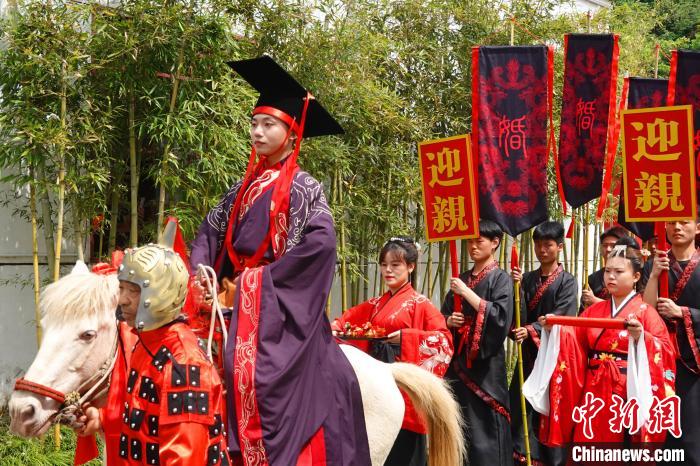Hubei realiza demonstra??o de cerim?nia de casamento 