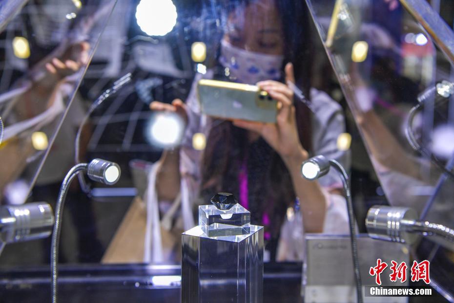 Diamante negro de 88 quilates é exibido na primeira Exposi??o Internacional de Produtos de Consumo da China