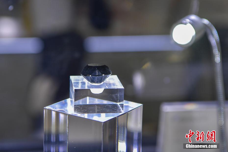 Diamante negro de 88 quilates é exibido na primeira Exposi??o Internacional de Produtos de Consumo da China