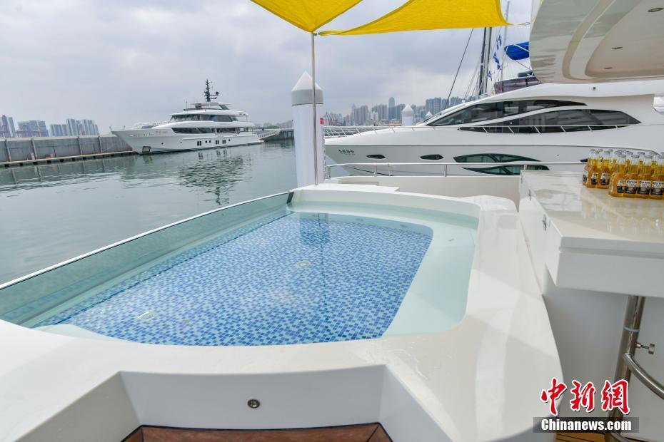 Centenas de iates s?o exibidos na primeira Exposi??o Internacional de Produtos de Consumo da China