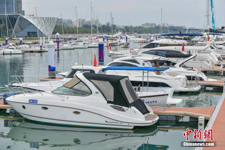 Centenas de iates s?o exibidos na primeira Exposi??o Internacional de Produtos de Consumo da China