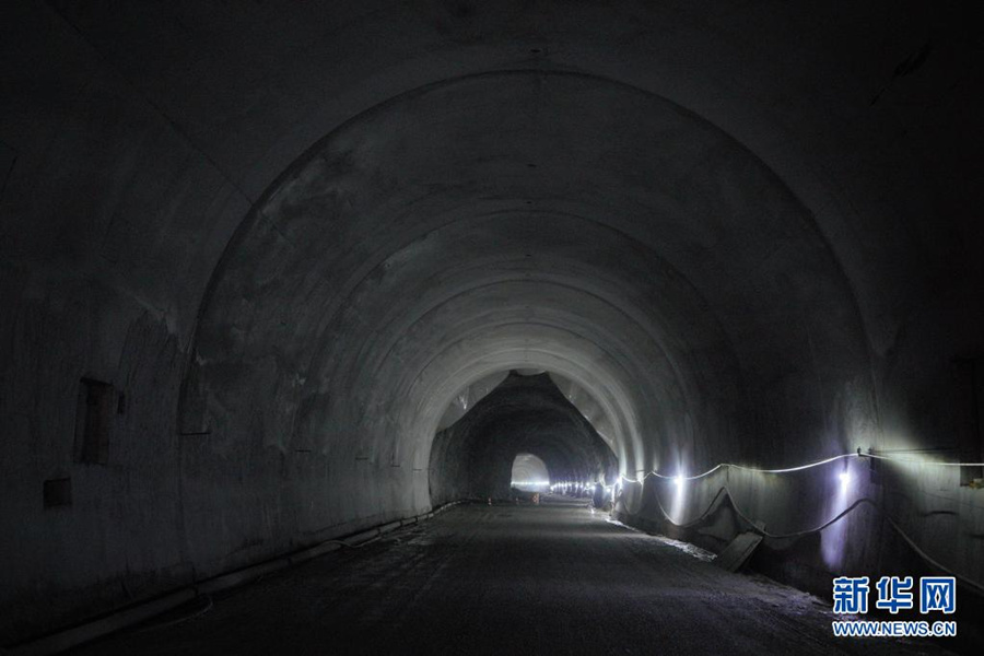 Rodovia através do canion mais profundo do mundo é concluída no Tibete