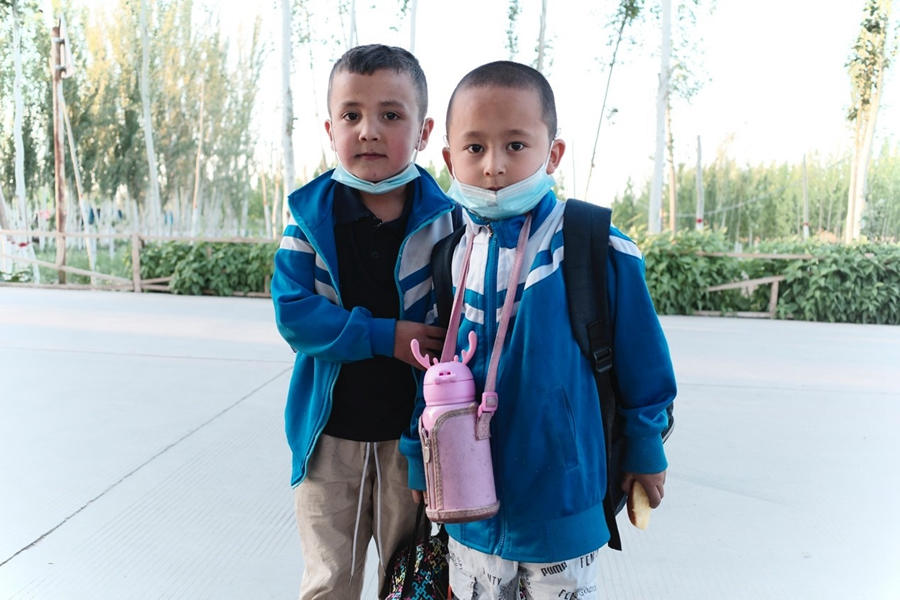 Crian?as sorridentes em Xinjiang 