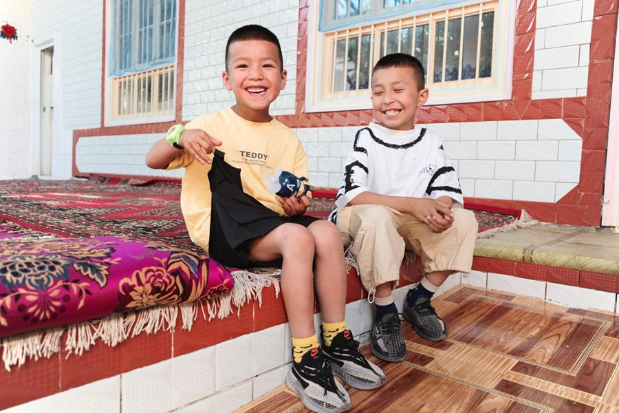 Crian?as sorridentes em Xinjiang 