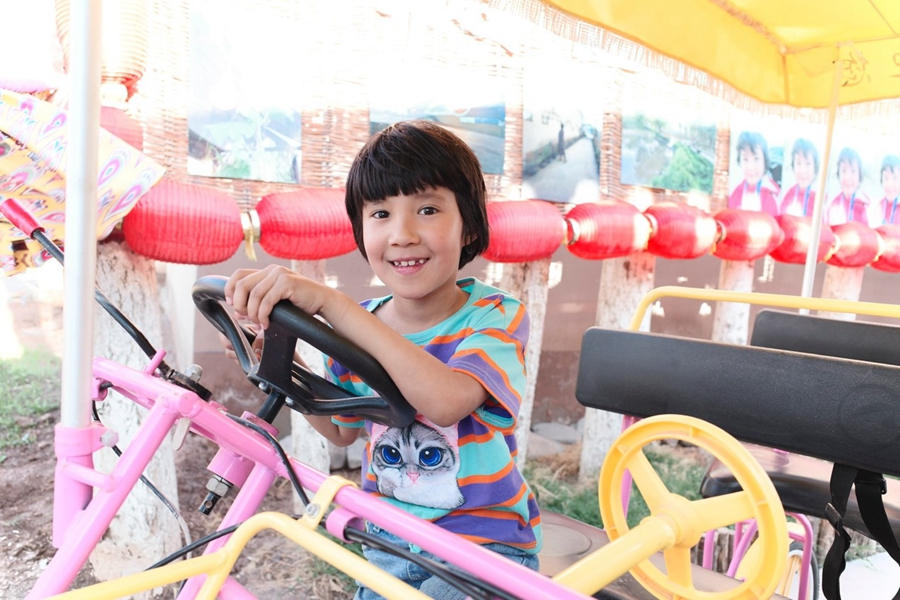 Crian?as sorridentes em Xinjiang 