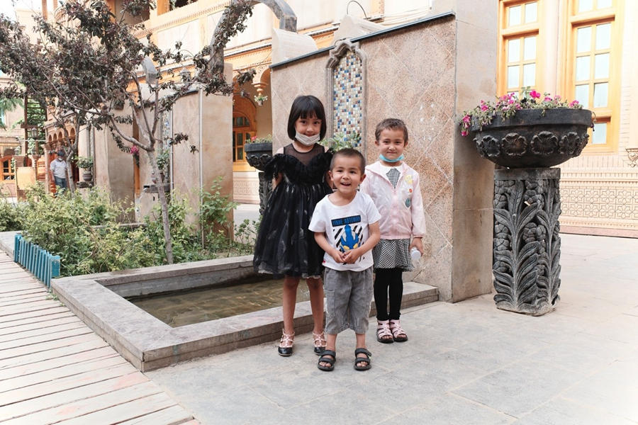 Crian?as sorridentes em Xinjiang 