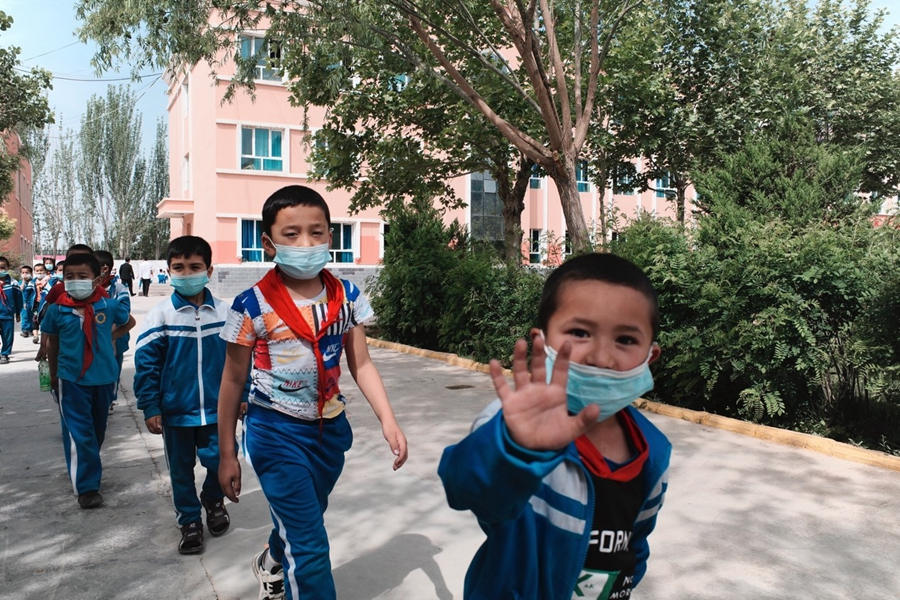 Crian?as sorridentes em Xinjiang 