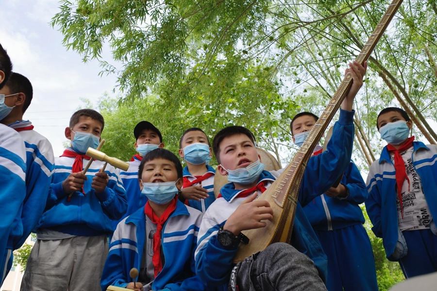 Crian?as sorridentes em Xinjiang 