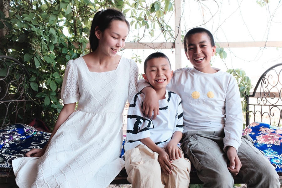 Crian?as sorridentes em Xinjiang 