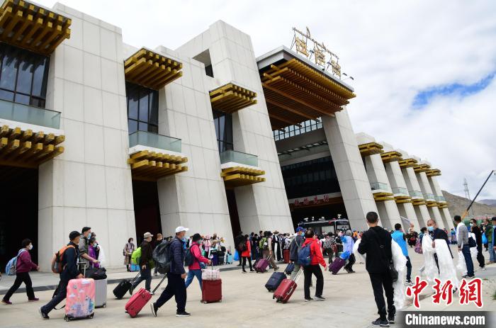 Tibete: Primeiro trem especial turístico chega a Lhasa   