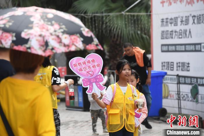 Dia Mundial sem Tabaco: Crian?as em Chongqing apelam às pessoas que troquem tabaco por doce 