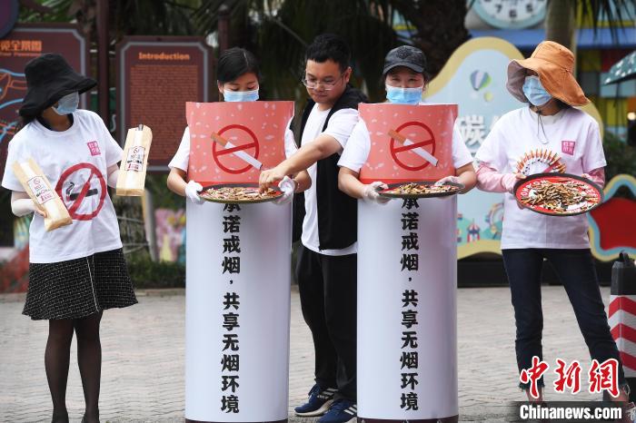 Dia Mundial sem Tabaco: Crian?as em Chongqing apelam às pessoas que troquem tabaco por doce 