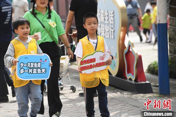 Dia Mundial sem Tabaco: Crian?as em Chongqing apelam às pessoas que troquem tabaco por doce 