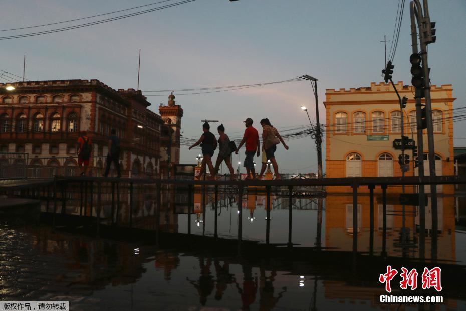 Brasil: Eleva??o do nível do rio causa inunda??es em Manaus